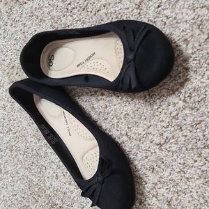 Ladies black ballet flats.